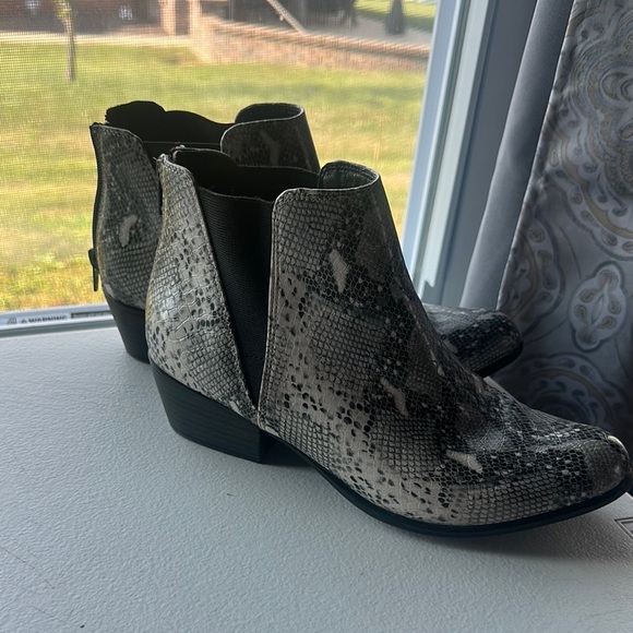 NWOT Esprit Gray Ankle Boots with Shimmery Pattern size 8M - Picture 2 of 5